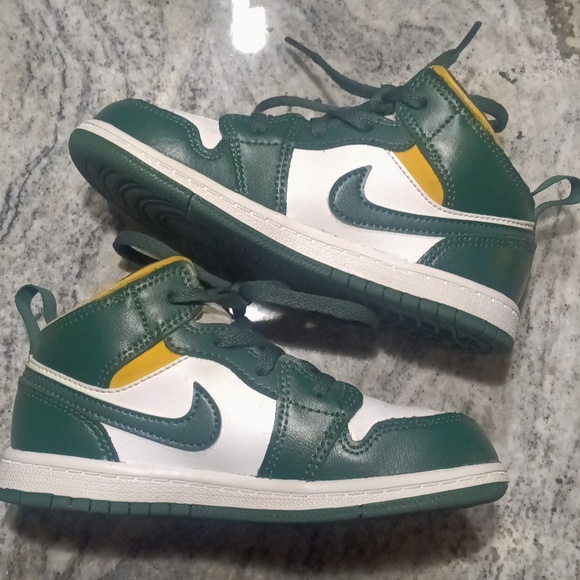 Kids size 10c Jordan 1 - Picture 2 of 4